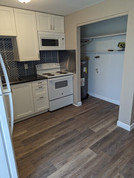 laundry hookups off kitchen - 3526 Butternut Dr