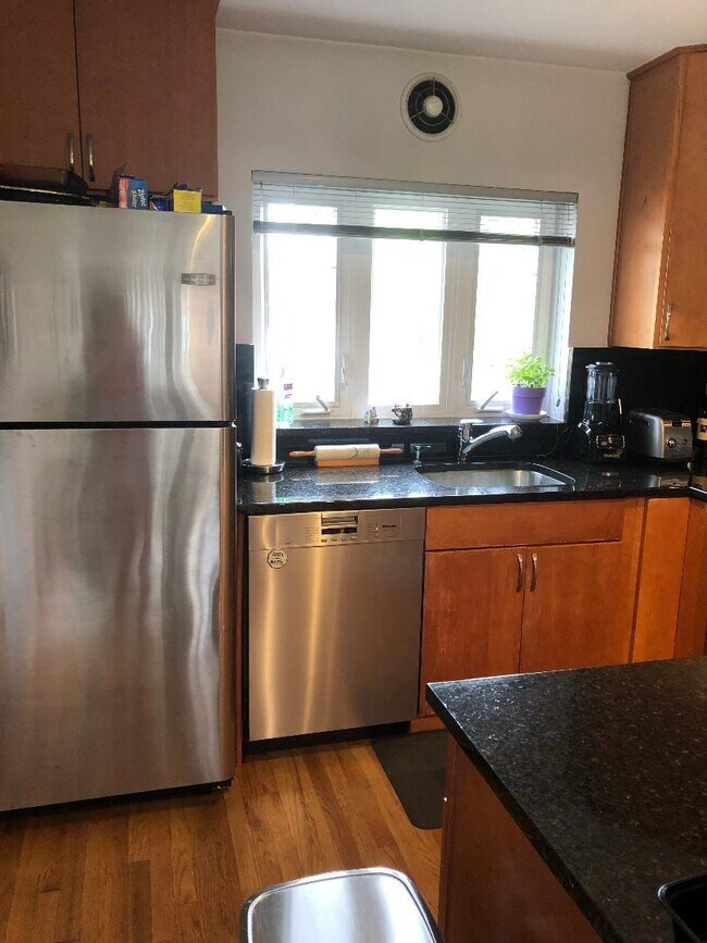 Building Photo - 606 Green Bay Rd