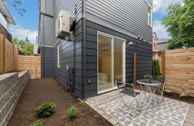 Building Photo - Modern & Tranquil Townhome in Seattle's Central District City Views, Rooftop Deck & Prime Locatio...