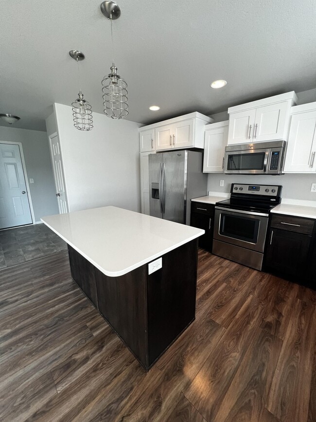 Building Photo - 837 Albert Dr W