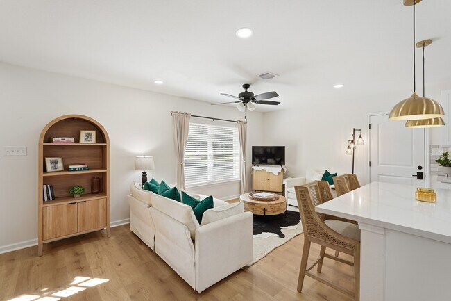 Building Photo - 712 E Kuehn St