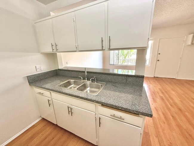 Building Photo - 14540 Hartland St