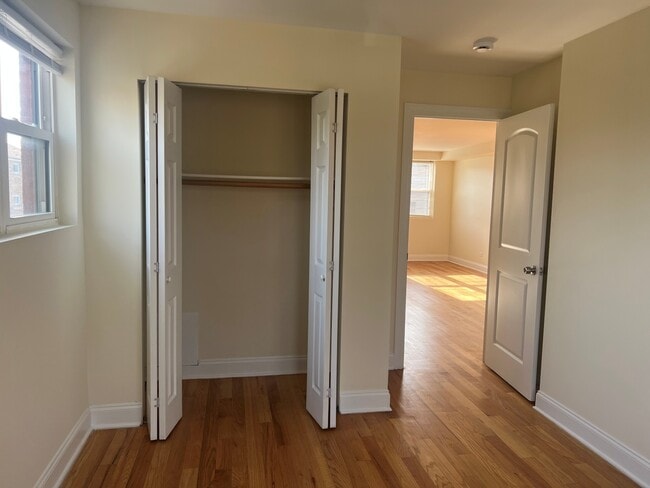 Building Photo - 5320 N Francisco Ave