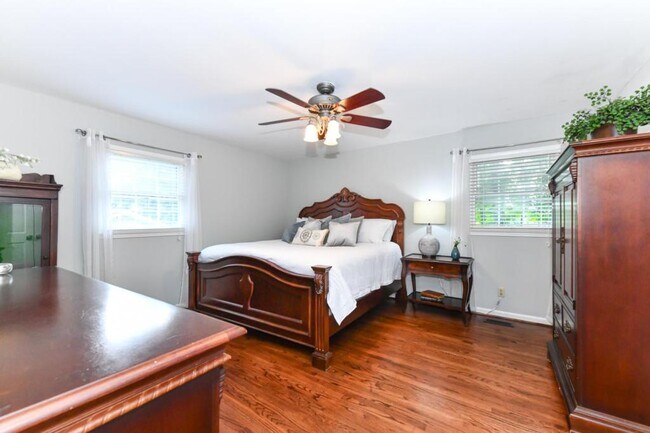 Building Photo - 4801 Sweetbriar Rd