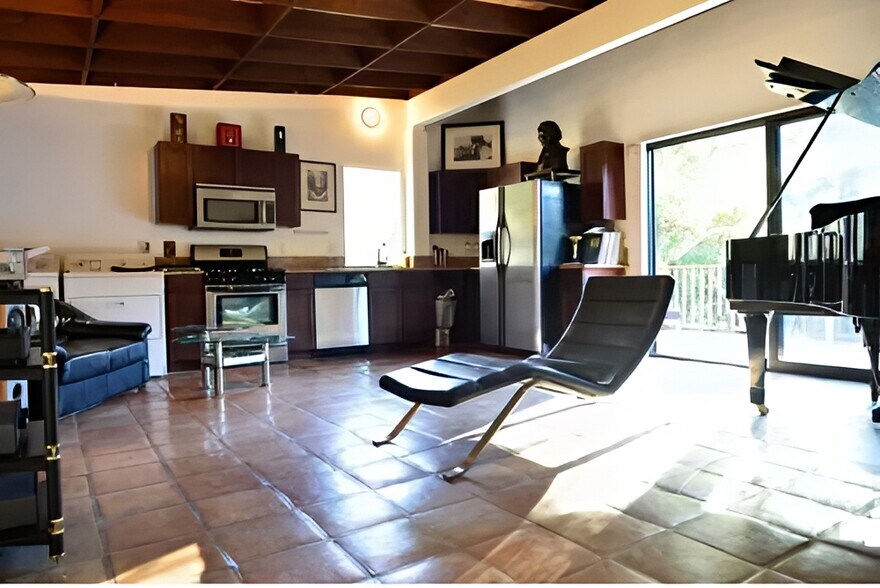 kitchen - 2366 Nichols Canyon Rd