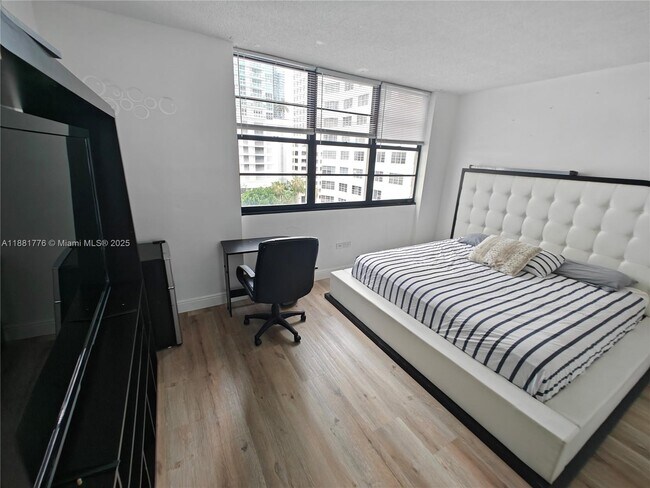 Building Photo - 905 Brickell Bay Dr