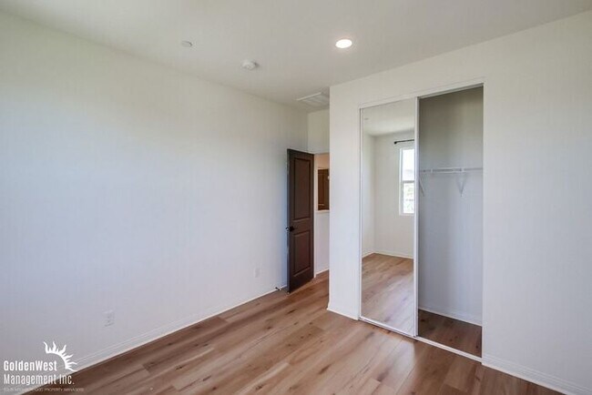 Building Photo - Newly Built 3Bdm 2.5Ba Home with Modern Fe...