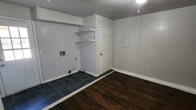Building Photo - 119 W Clegern Ave