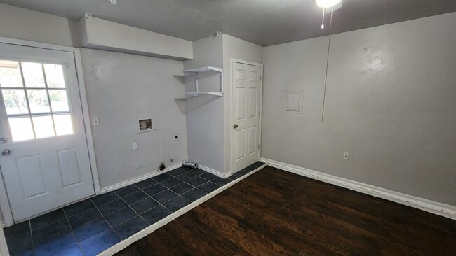 Building Photo - Remodeled 3 bedroom 1 bathroom house in Ed...