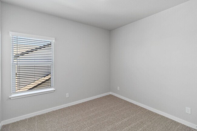 Building Photo - Want luxury living in the Far West ...Look no further...Amanda Park is it!