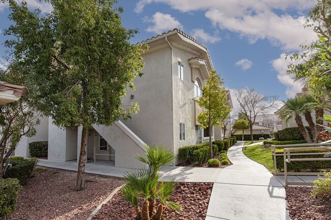 Building Photo - Fully furnished luxury 3br townhome with garage in gated Summerlin community