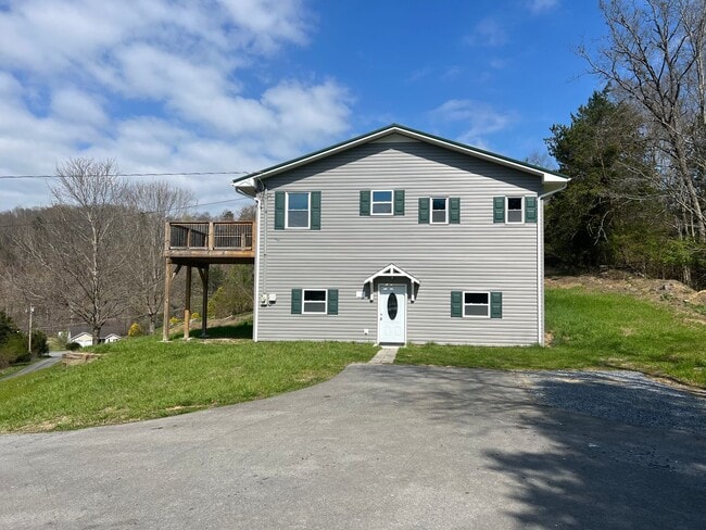 Building Photo - Private 3 bed 2bath house in North Johnson City!