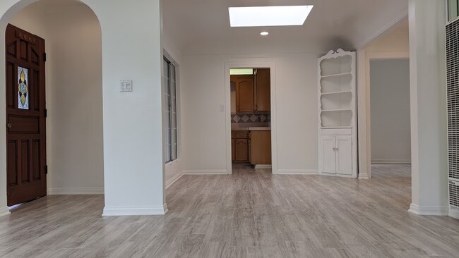 dining roomroom - 2330 Hauser Blvd