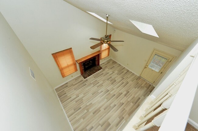 Building Photo - Gourmet Kitchen!