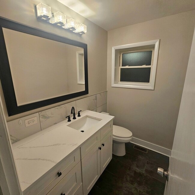 Building Photo - 1215 Balmoral Ave