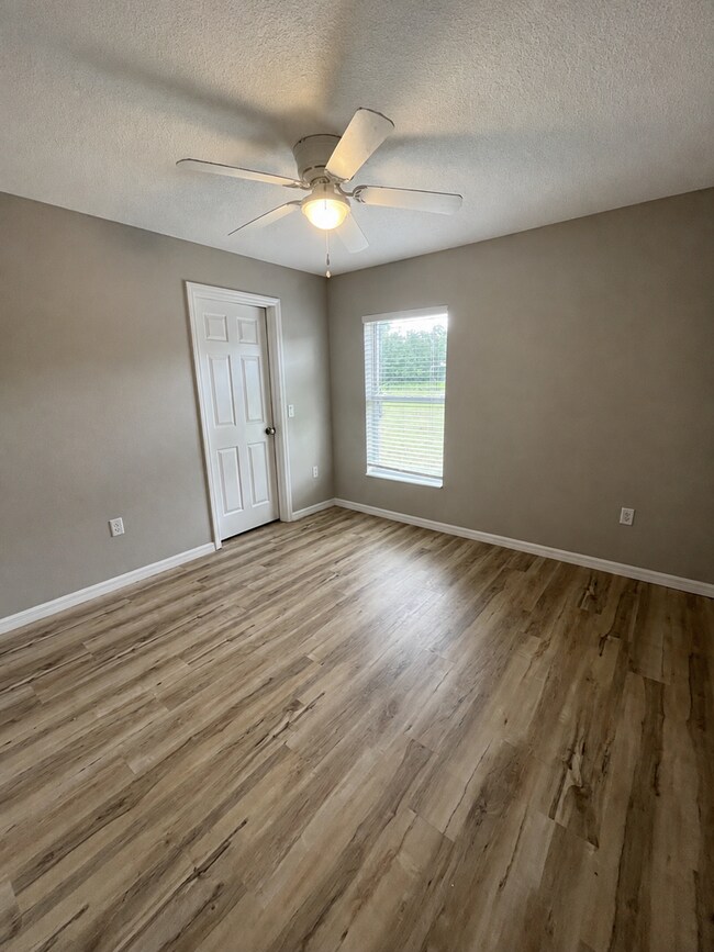 Building Photo - 12053 Centralia Rd