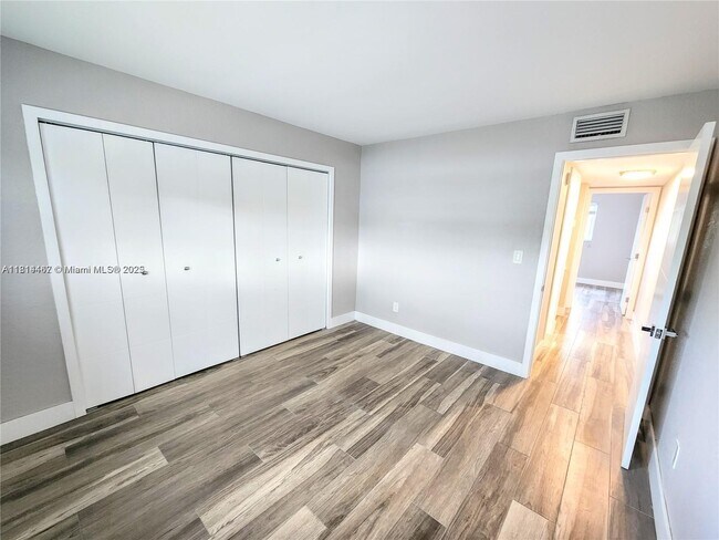 Building Photo - 1201 SW 42nd Ave