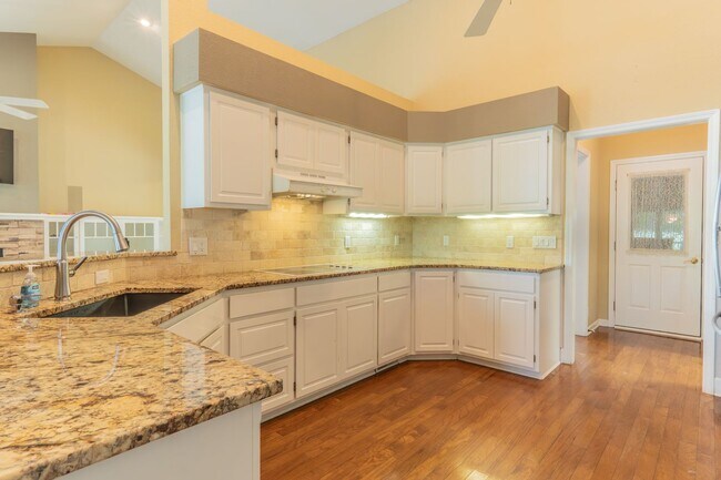 Building Photo - 10 Lindura Ln