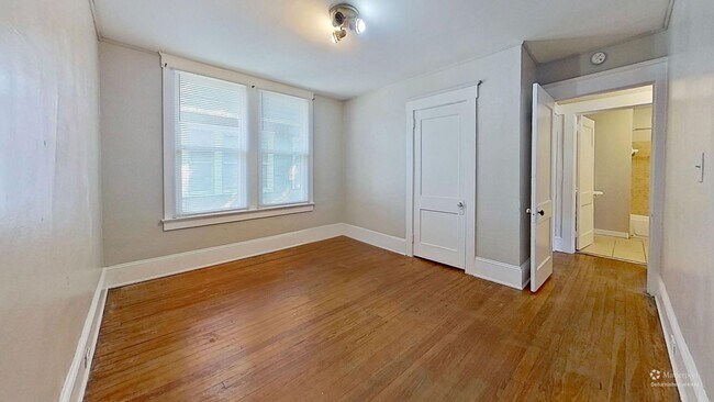 Building Photo - 5-Bedroom Home in Springfield!