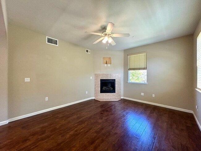 Building Photo - Beautiful 3 Bedroom Tri Level Townhome in ...