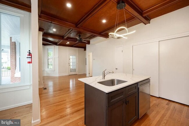 Building Photo - 554 Main St