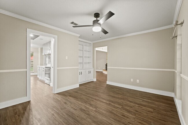 Building Photo - 13755 Drakewood Dr
