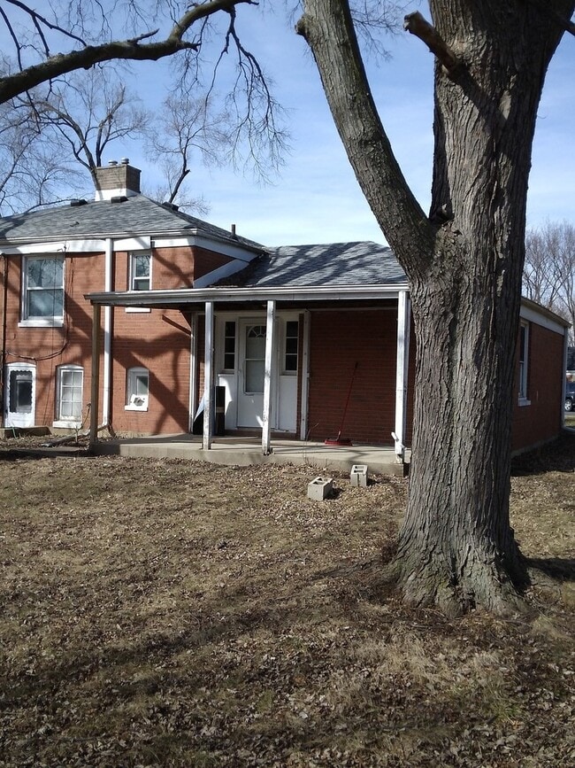 Building Photo - 810 Sullivan Ct