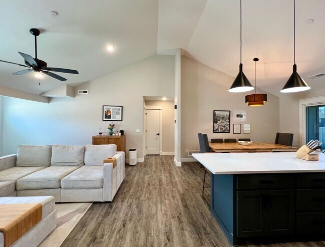 Building Photo - Modern Single-Family Home in Scenic Meadows Neighborhood