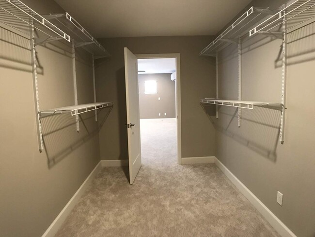 Building Photo - Waikalua Bayside Newer Community! 3 Bed 3.5 Bath home Ocean/mountain views.