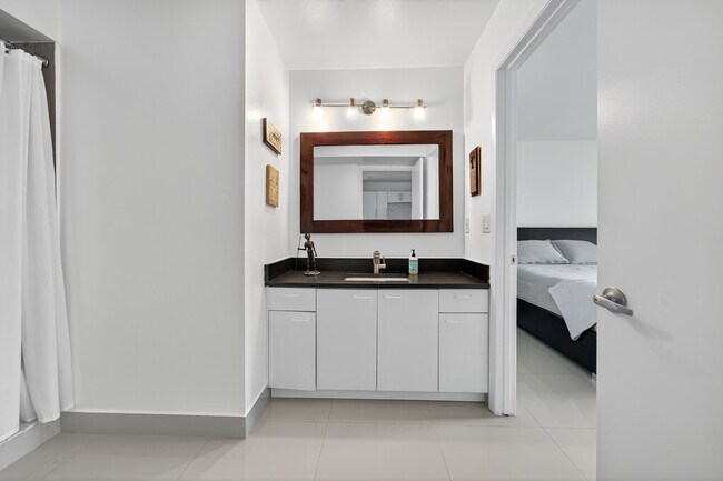 Building Photo - 4807 Via Palm Lakes Via