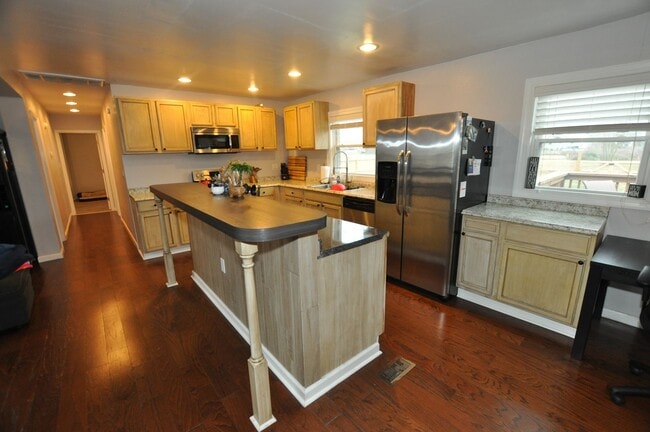 Building Photo - Oak Manor