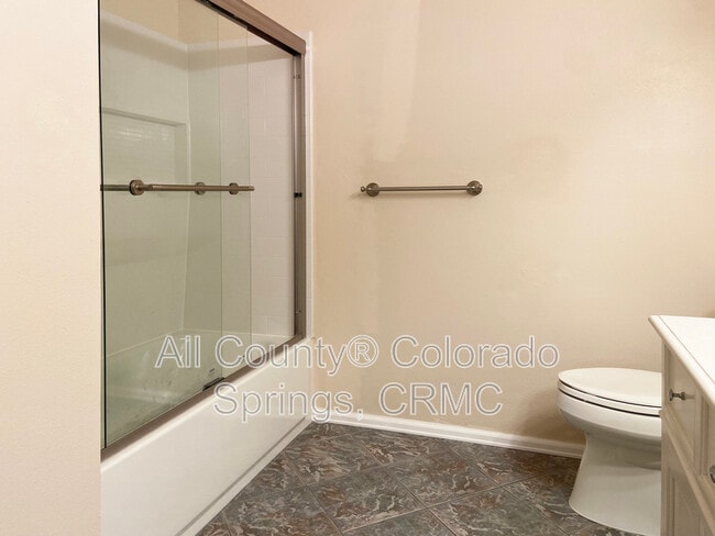 Building Photo - 550 Manor Ct