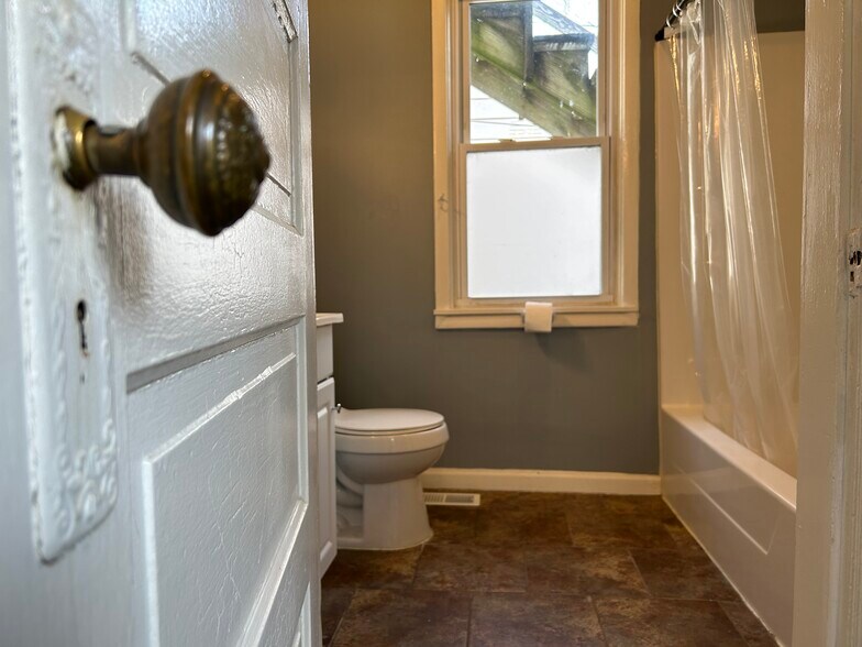 Building Photo - 503 W Allen St