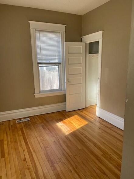 Building Photo - 1500 W 31st St