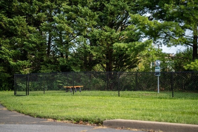 Building Photo - 2555 Bradford Ct