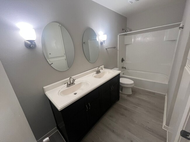 Building Photo - Spacious 2 Bed / 1 Bath Upstairs Condo in San Carlos – Utilities Included!
