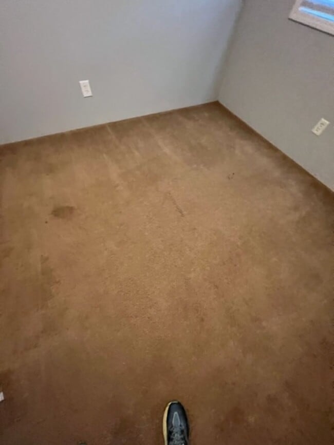 Building Photo - Large 3 Bedroom 2 Bath with Fenced Yard