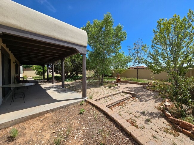 Building Photo - 19 Camerada Rd