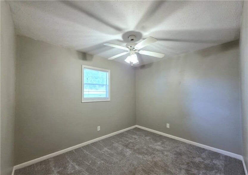 Building Photo - 3460 Meadowview Dr