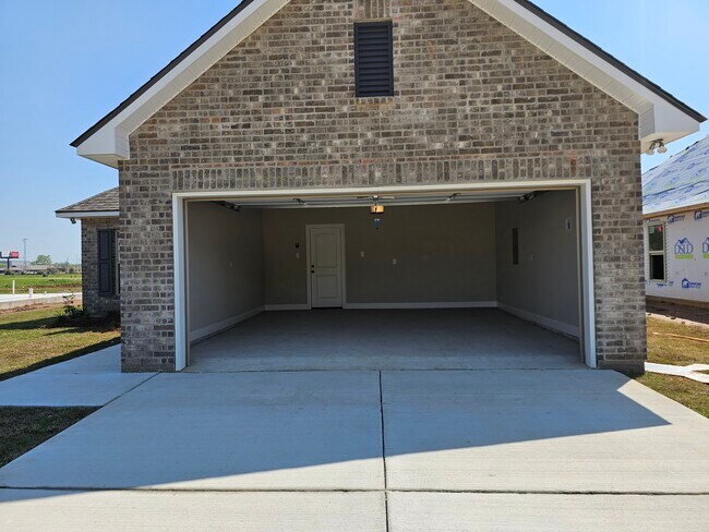 Building Photo - 706 Venecia Dr
