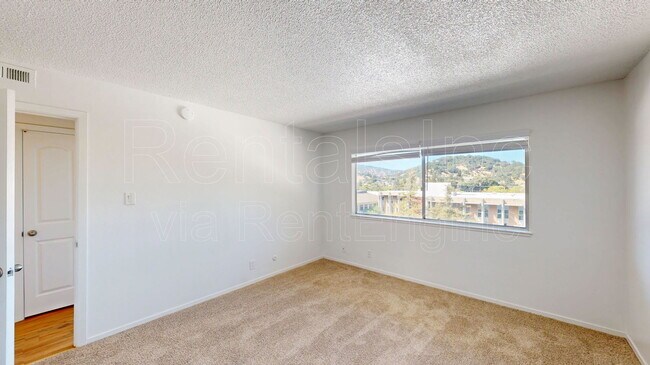 Building Photo - 827 Las Gallinas Ave