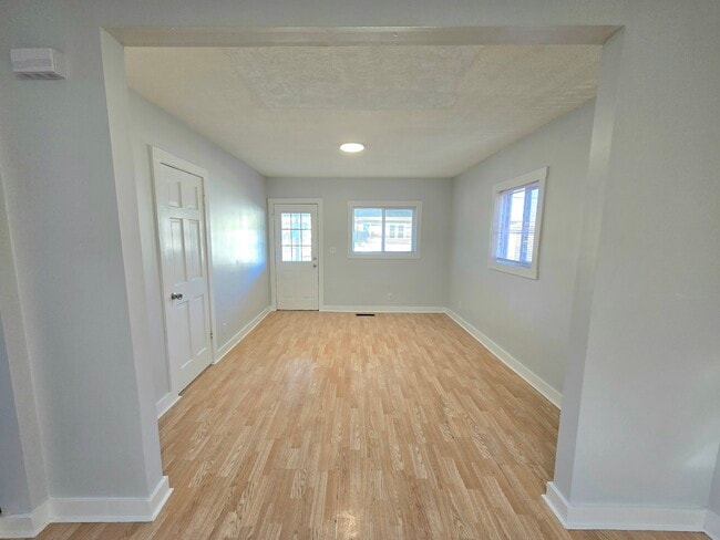 Building Photo - 324 Rosewood Ave