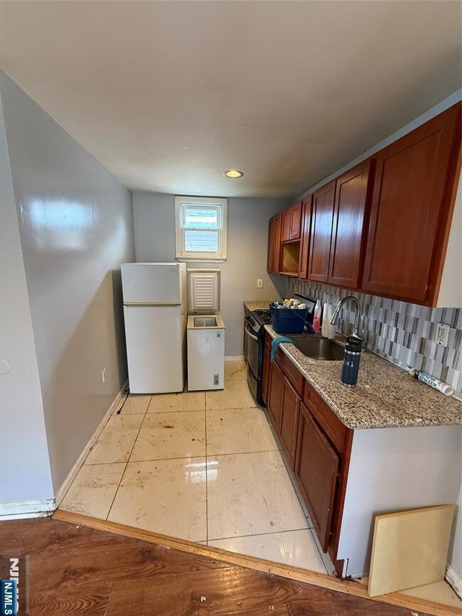 Building Photo - 220 S Burnet St