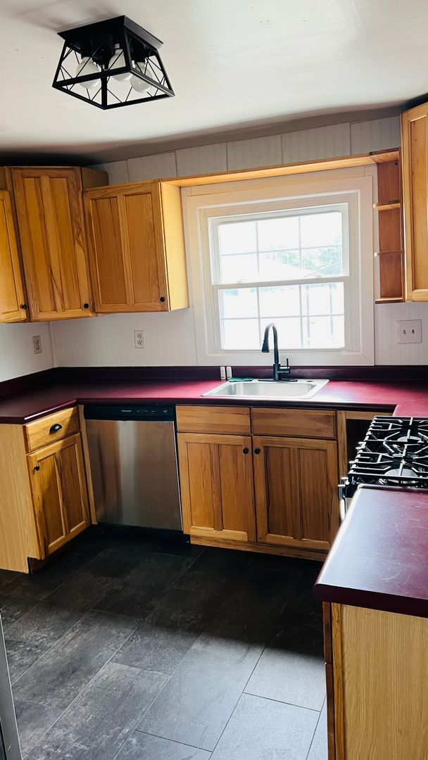 Building Photo - Large 3 bedroom Single Family Home