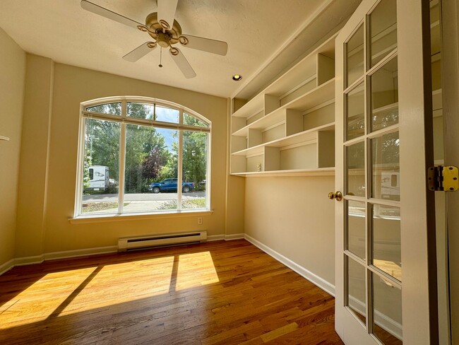 Building Photo - Beautiful 2 bedroom, 1.5 bathrooms plus an office!! Available NOW!