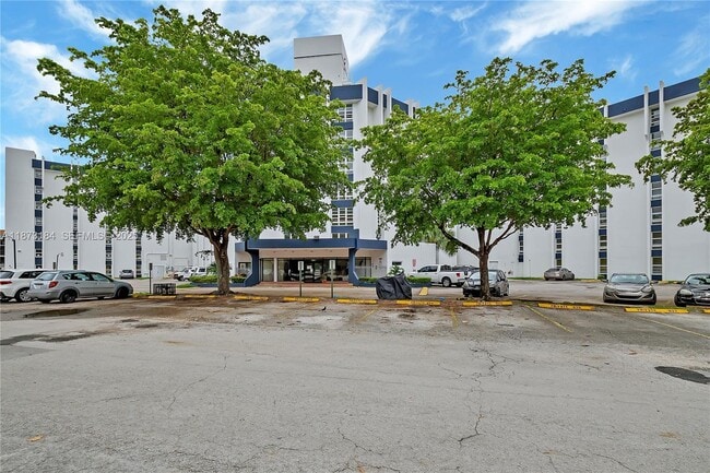 Building Photo - 9682 Fontainebleau Blvd
