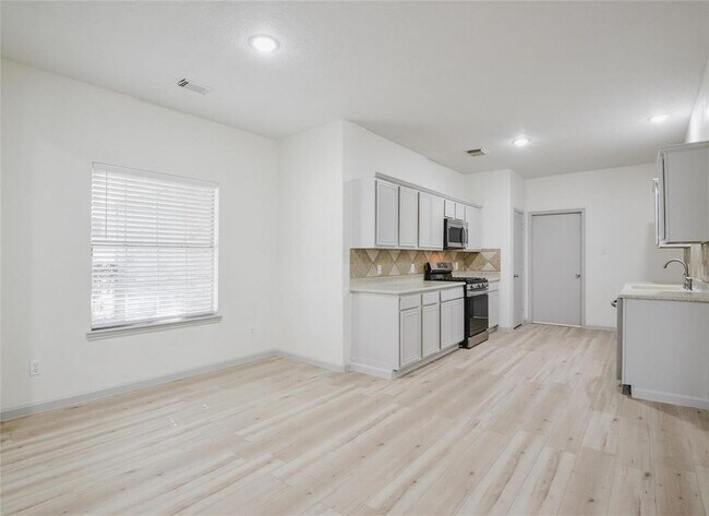 Building Photo - 6627 Stonecross Creek Ln