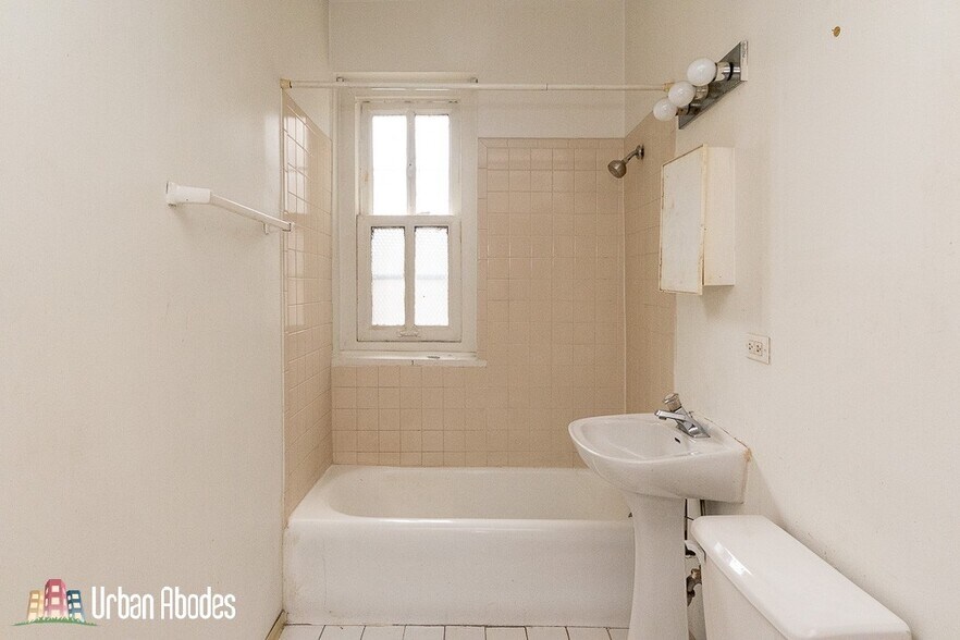 Building Photo - 633 W Barry Ave