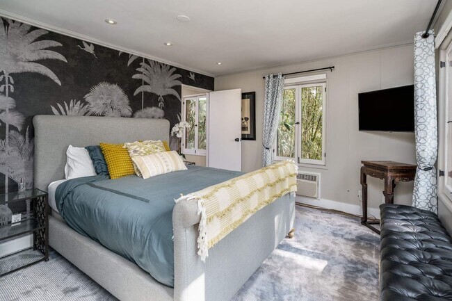 Building Photo - 2066 Glencoe Way