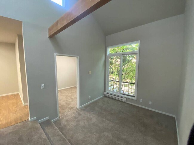 Building Photo - 700 NE 42nd St